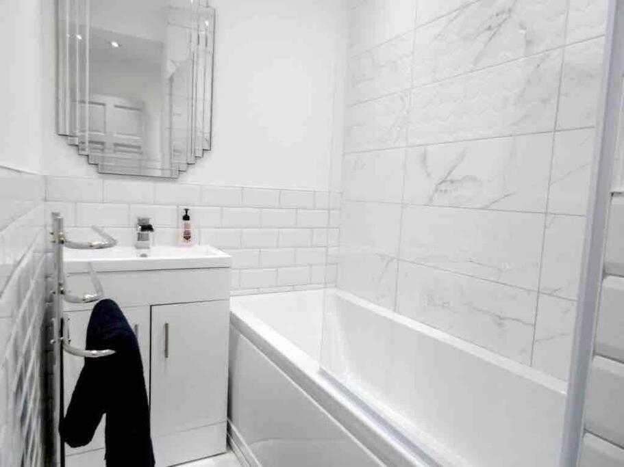 Spacious 4 Bed Rooms, Parking, Garden And Near Parks, Beaches And University Bournemouth Luaran gambar