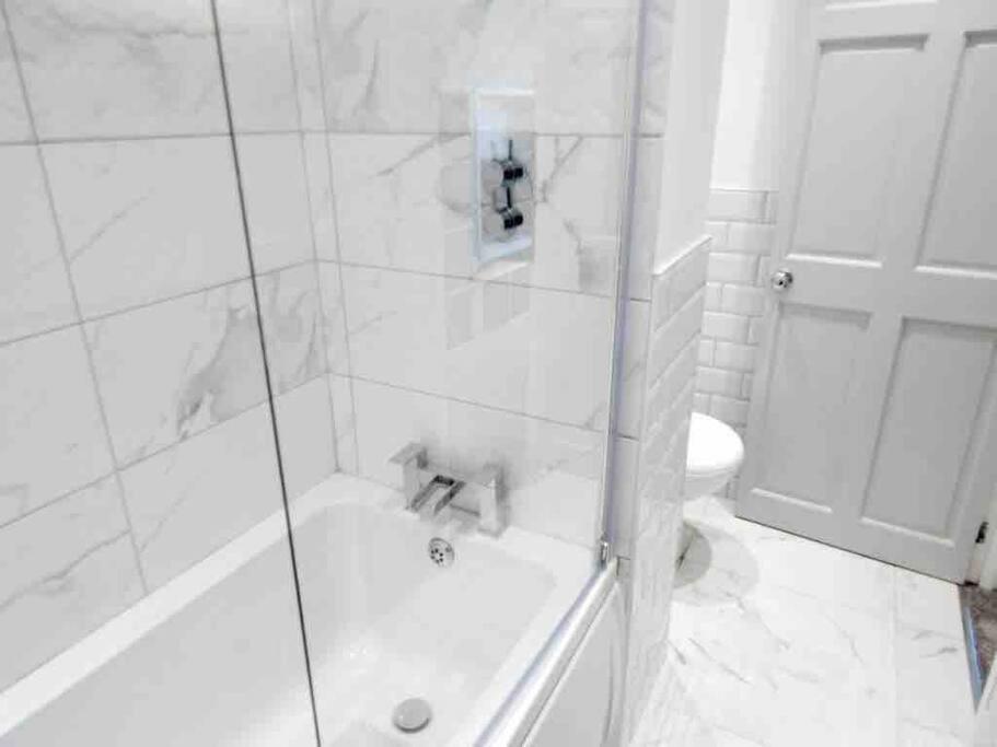 Spacious 4 Bed Rooms, Parking, Garden And Near Parks, Beaches And University Bournemouth Luaran gambar
